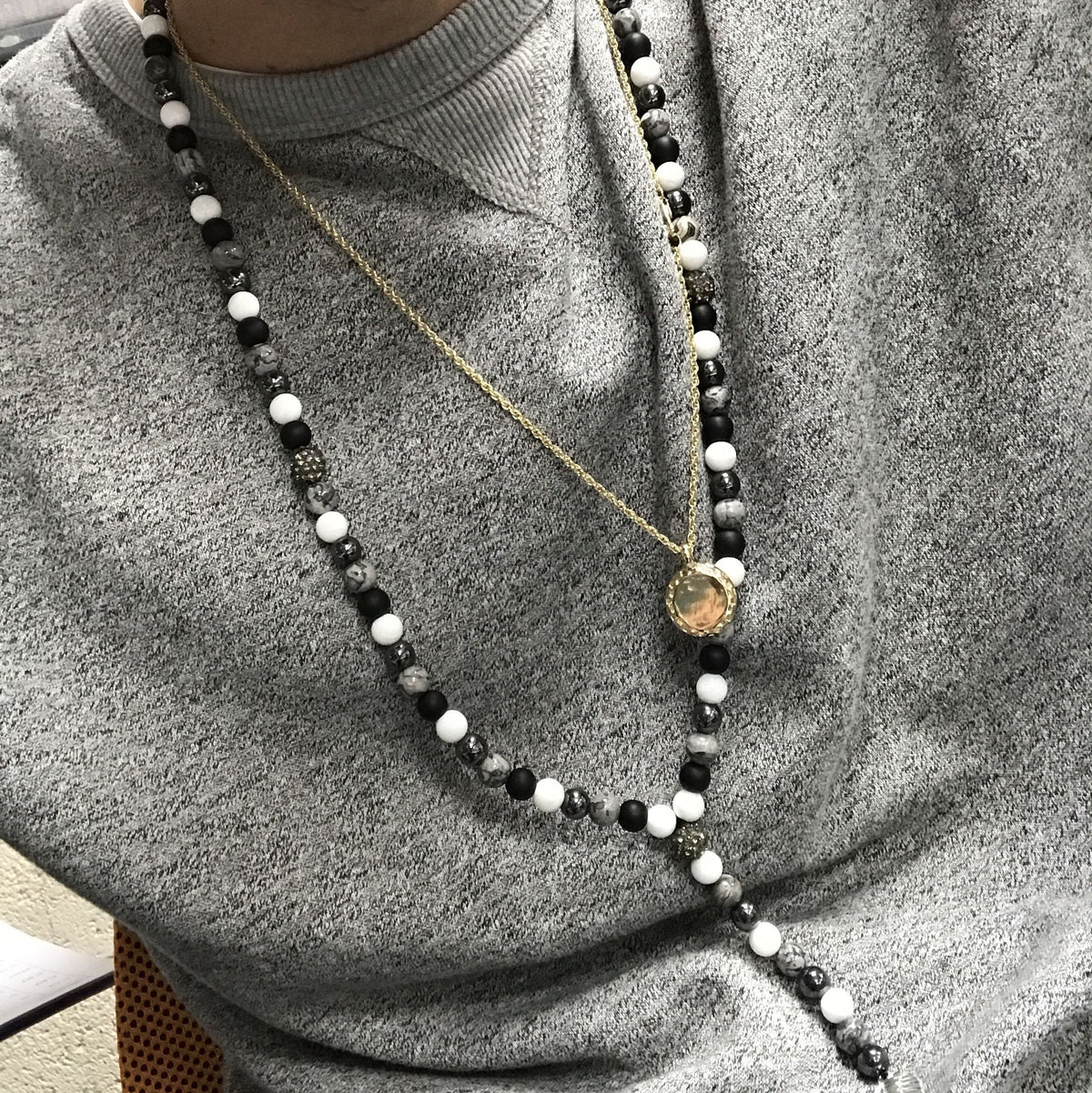 Collier long en agate grise et noire, aile d’ange — vue 2