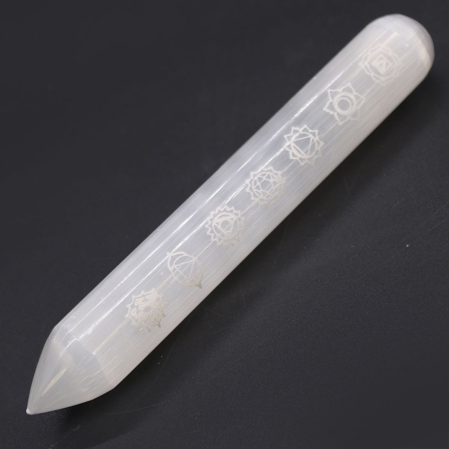 Baguette en sélénite — Sept chakras · 16 cm