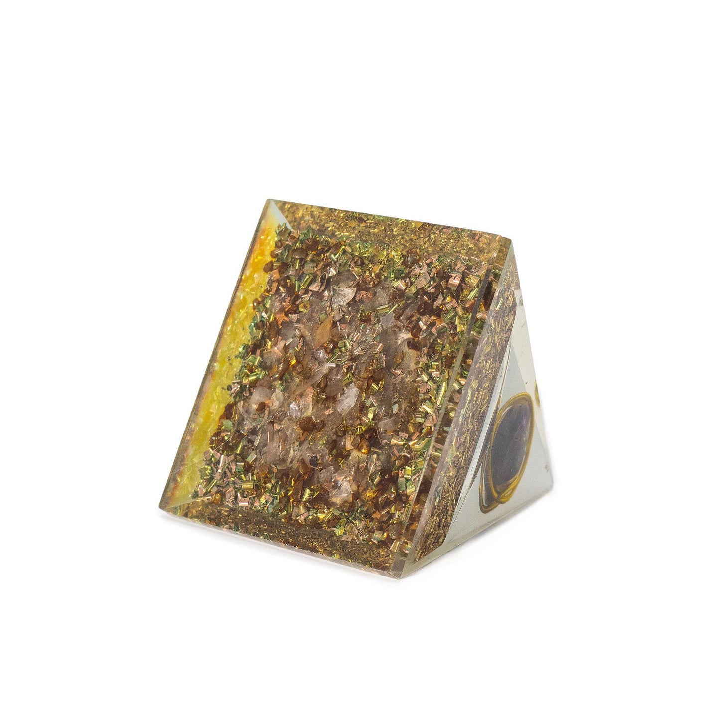 Pyramide d’orgonite format moyen — Améthyste enrobée · Copeaux de cuivre