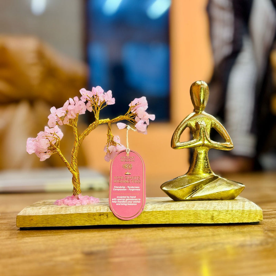 Arbre de gemmes — Jardin de yoga · Posture Namaste · Arbre incliné de quartz rose