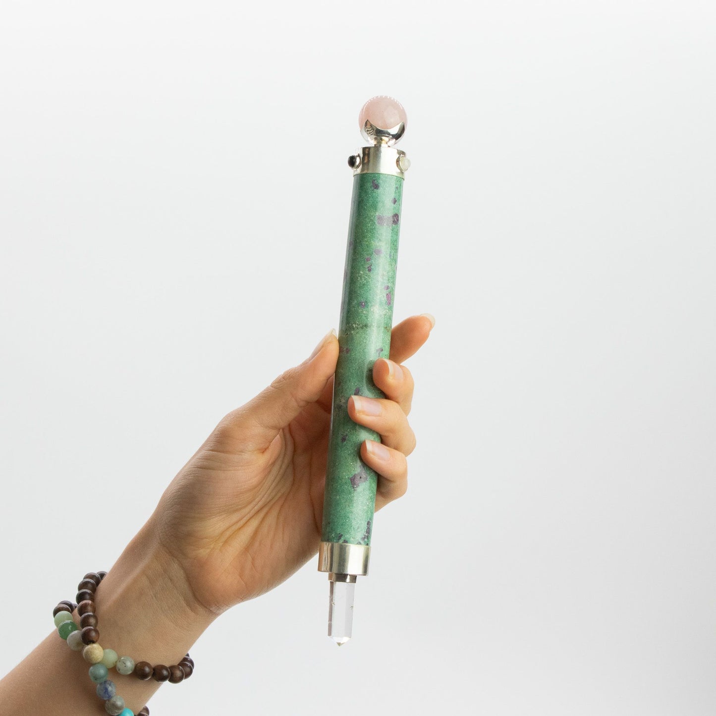 Baguette de cœur vert — Rubis fuchsite quartz rose à boule de cristal en partie haute · 23 cm