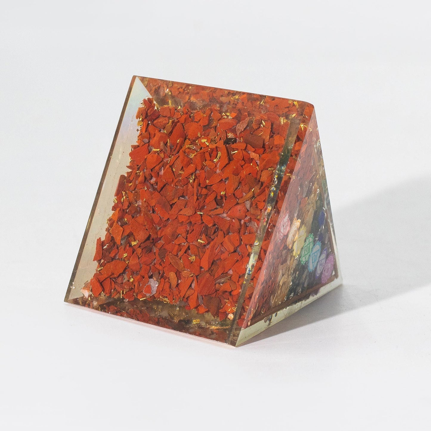 Pyramide d’orgonite format moyen — Barres de cuivre · 7 éclats de chakra