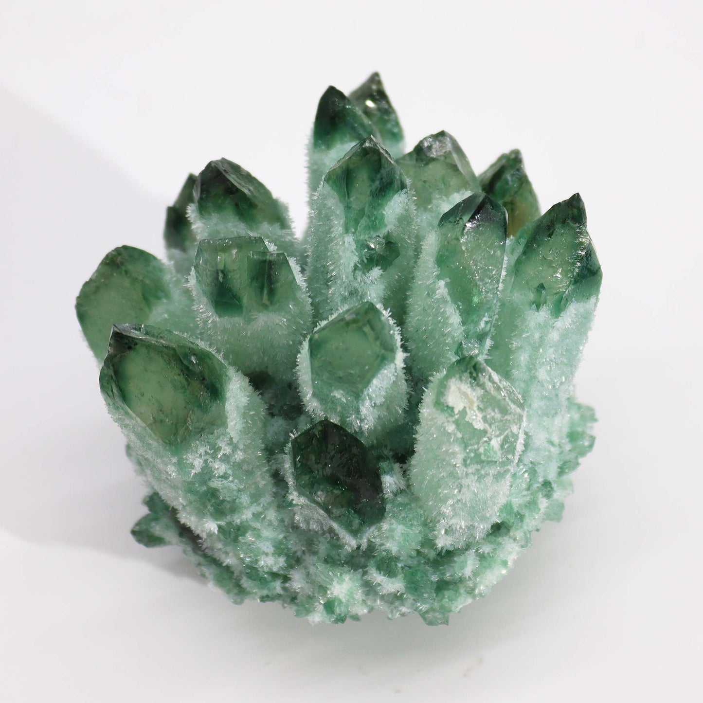 Géode — Grappe artisanale de quartz naturel · Quartz fantôme vert · 8cm