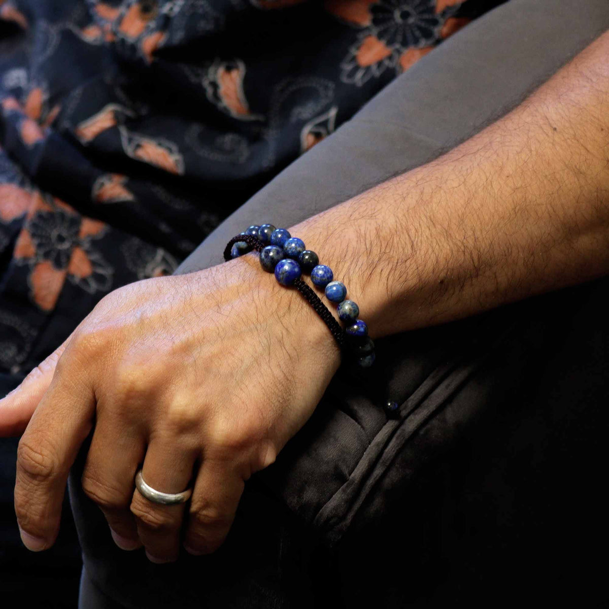 Duo de bracelets en lapis-lazuli, cordon et perles — vue 2
