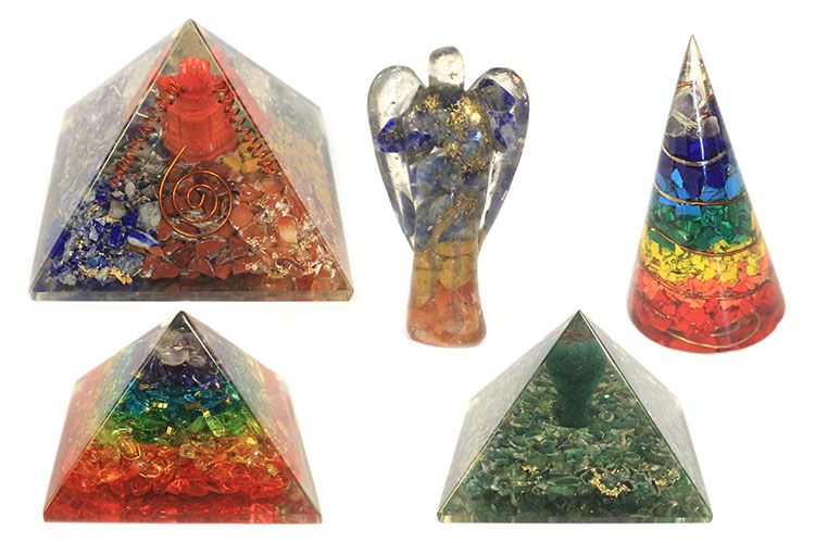 Grande pyramide d’orgonite — Turquoise & tourmaline noire · 70mm