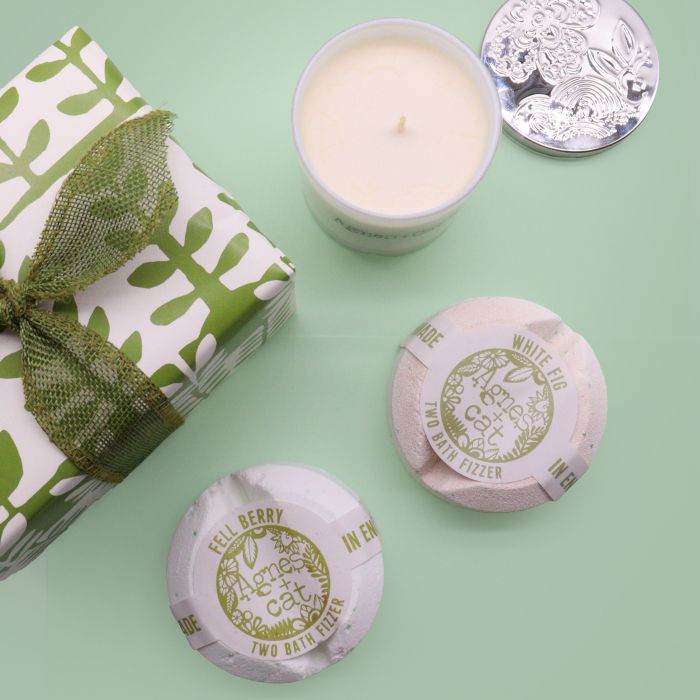 Coffret: bombe de bain de figue blanche & myrtille sauvage + bougie de rhubarbe