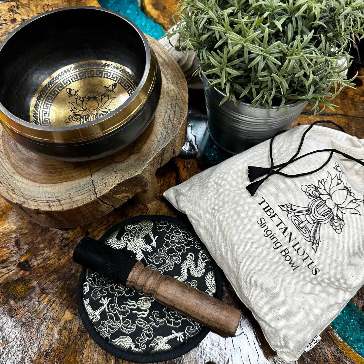 Coffret bol chantant martelé & gravé main — Fleur de lotus · 14 cm