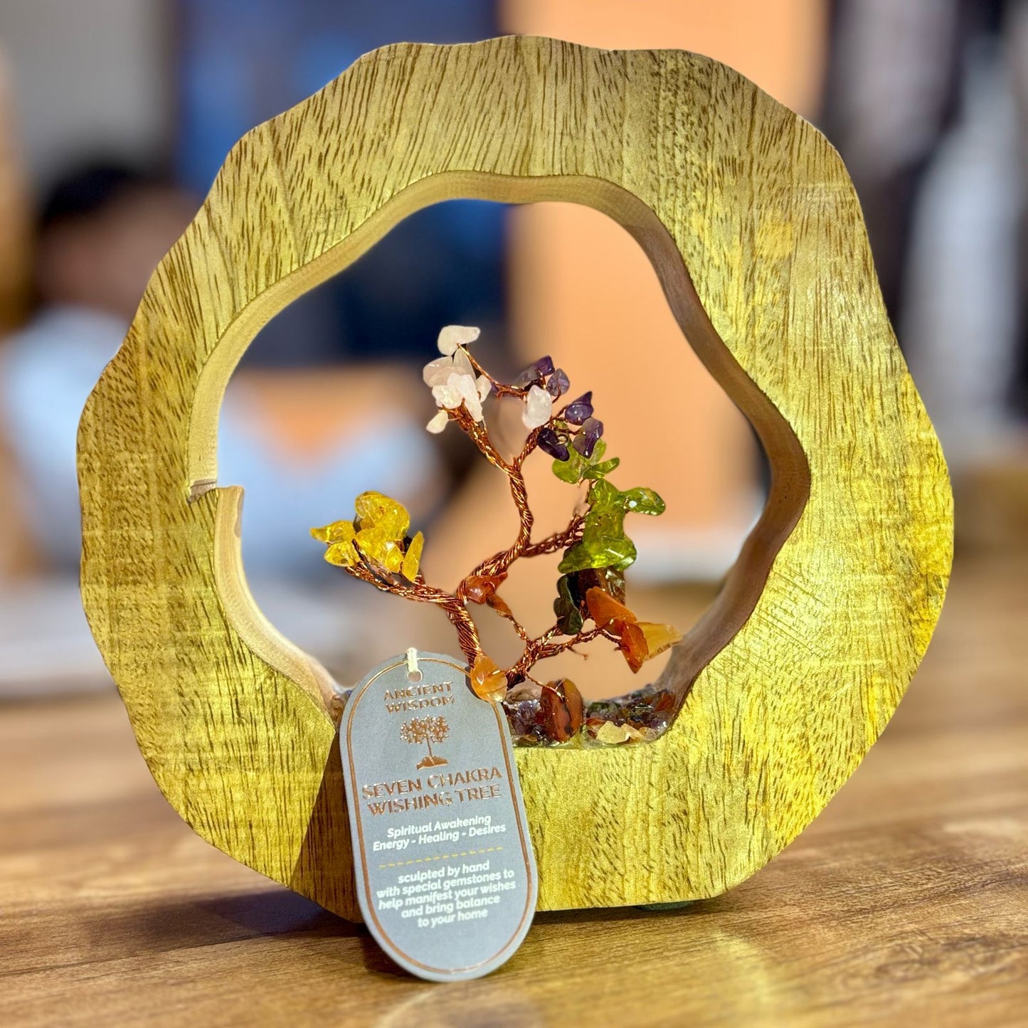 Jardin d’arbre — Anneau de bois de manguier · Sept chakras · Pierres en éclats