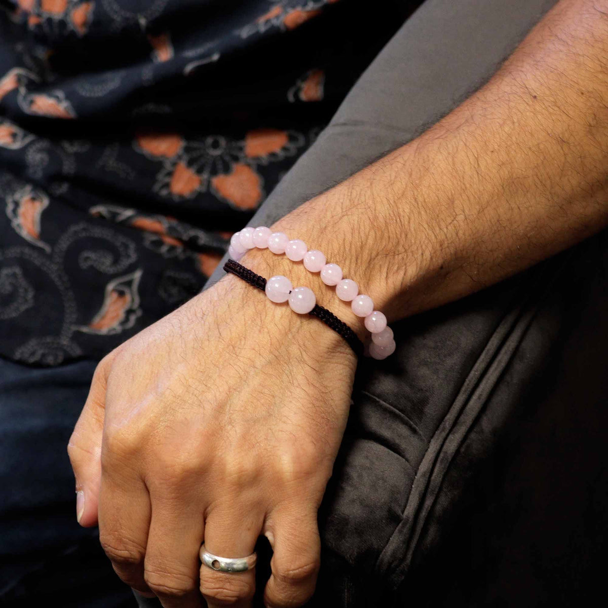 Duo de bracelets en quartz rose, cordon et perles — vue 2