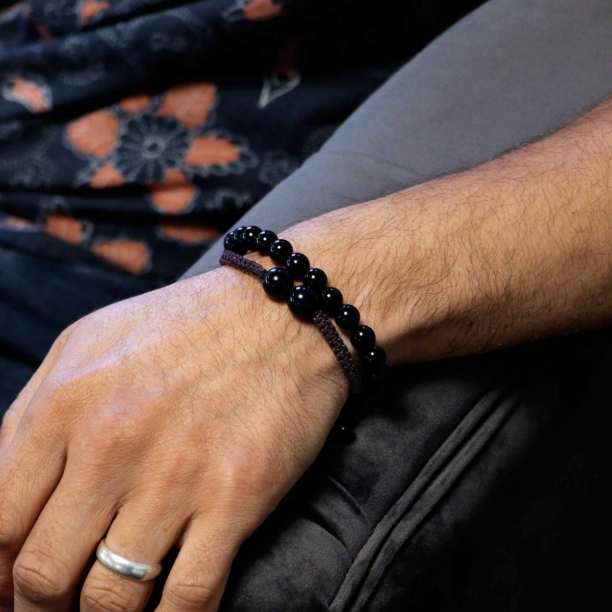 Duo de bracelets en agate noire, cordon et perles — vue 2