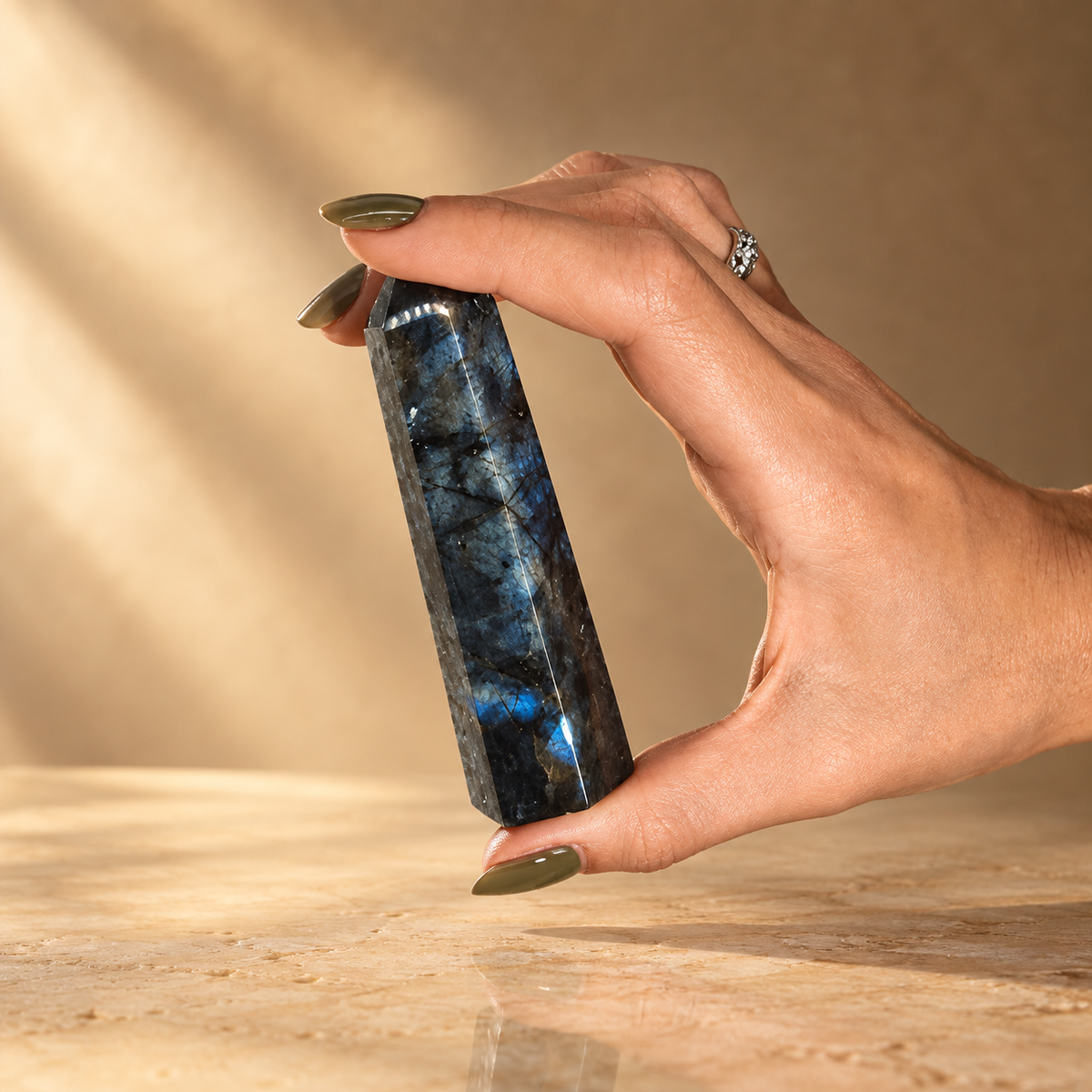 Pointe en labradorite de Madagascar 80 × 90 mm — vue 3