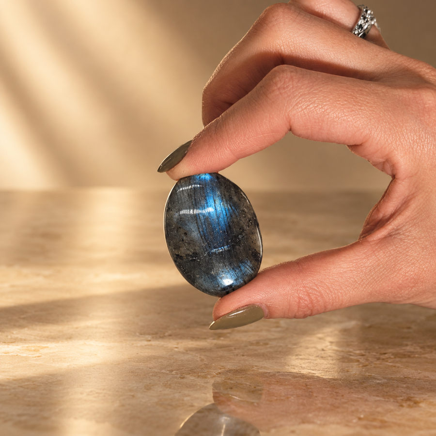 Pierre de paume en labradorite de Madagascar 35 à 50 mm
