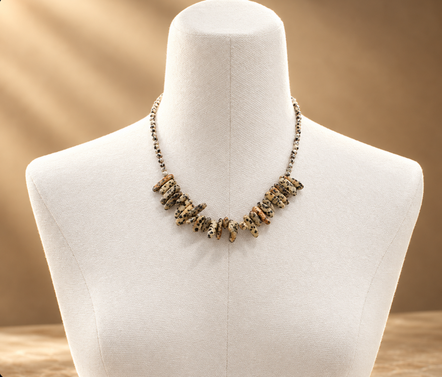 Collier de pierre longue en jaspe dalmatien