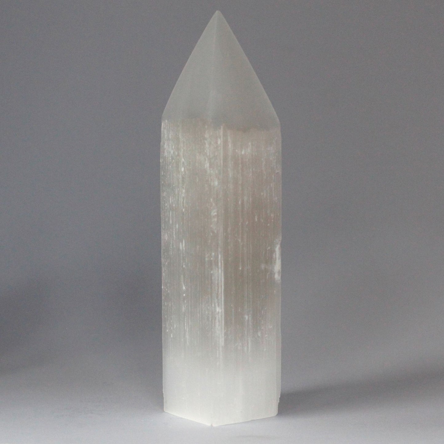 Tour en sélénite — Pointe crayon · 20 cm