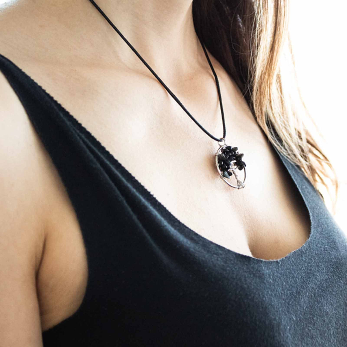Pendentif arbre de vie en agate noire — vue 3