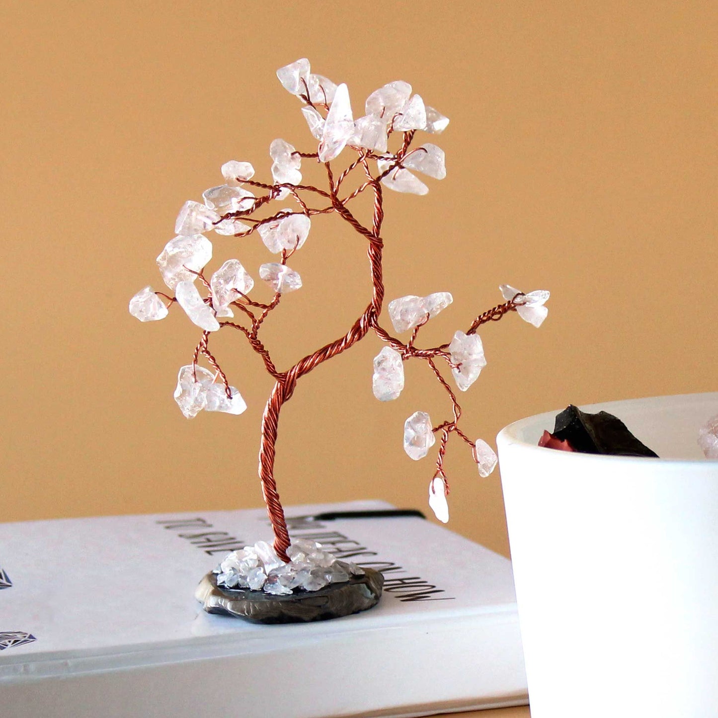 Arbre : cristal de roche sur socle d’agate noire