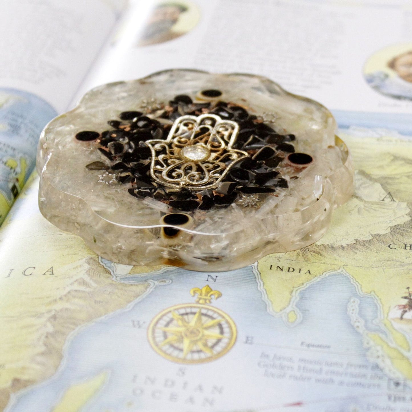 Orgonite de bureau — Main de sélénite · Format moyen