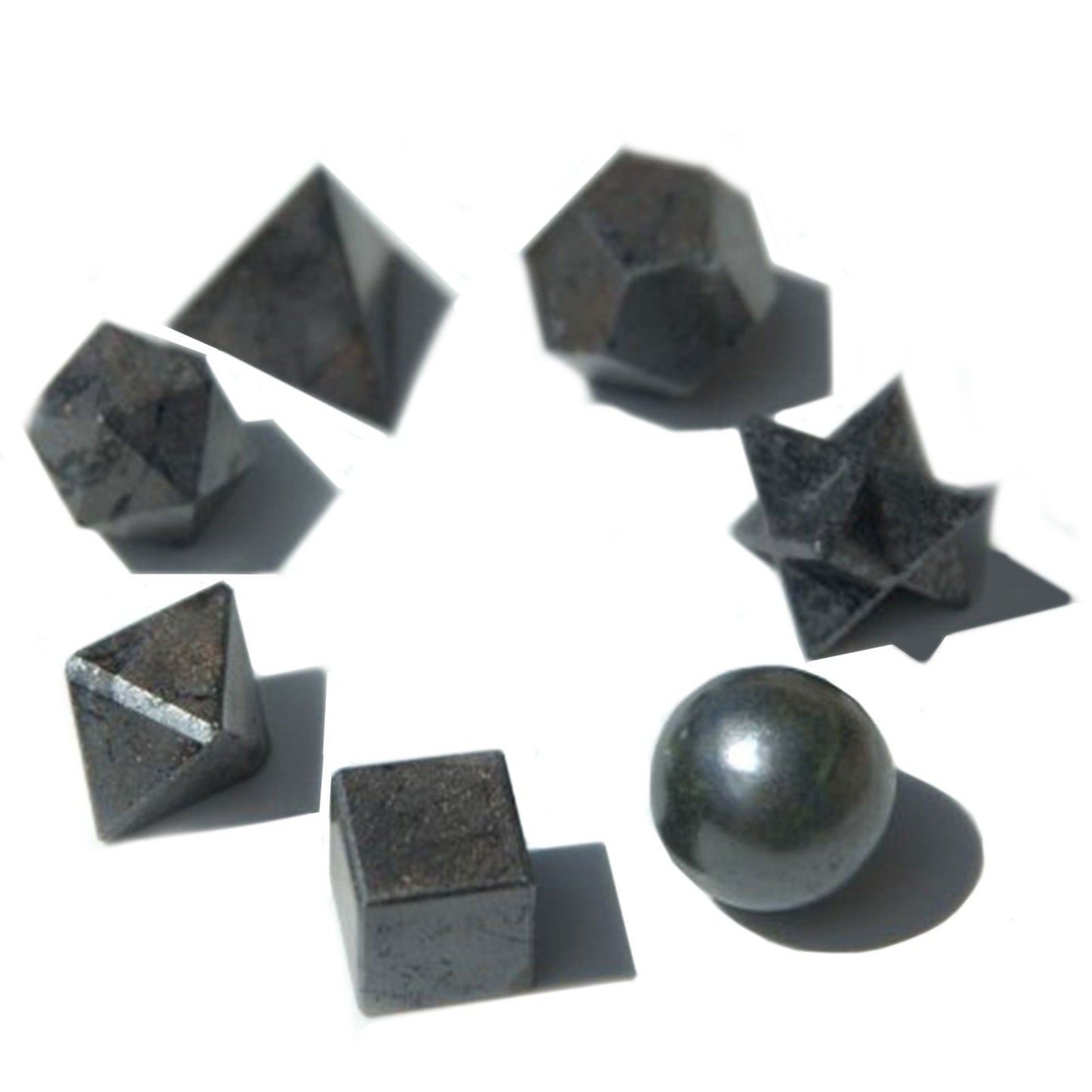 Ensemble géométrique de sept pièces d’agate noire