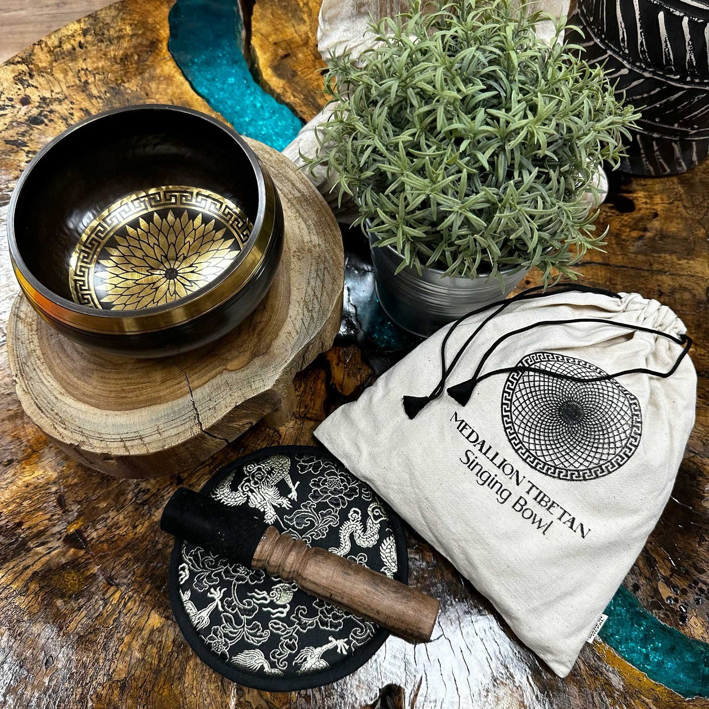 Coffret bol chantant martelé & gravé main — Médaillons ronds · 14 cm