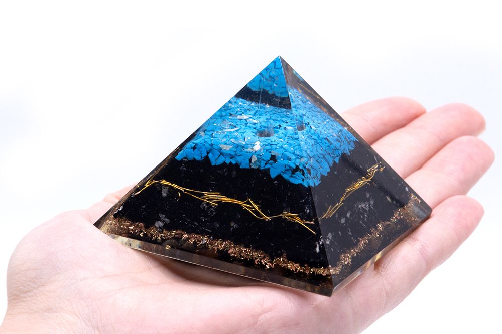 Grande pyramide d’orgonite — Turquoise & tourmaline noire · 70mm