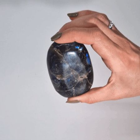 Pierre roulée de labradorite de Madagascar · 40 à 60 mm
