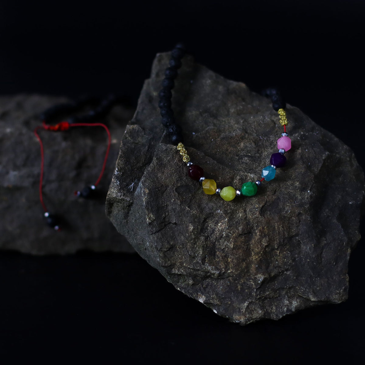 Collier en pierre de lave, essence du volcan, chakras — vue 3