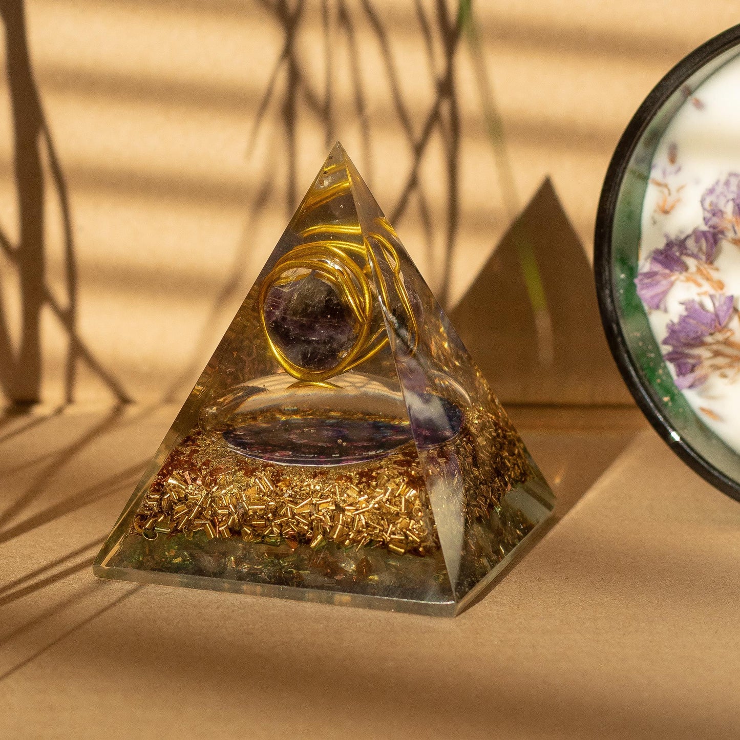 Pyramide d’orgonite format moyen — Améthyste enrobée · Copeaux de cuivre
