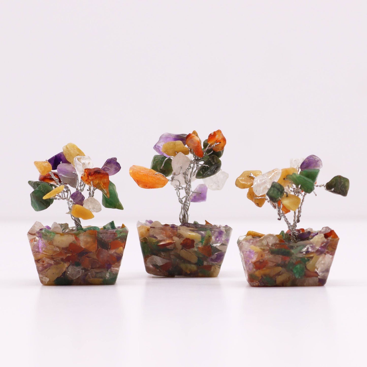 Mini arbre sur socle d’orgonite — Pierres assorties