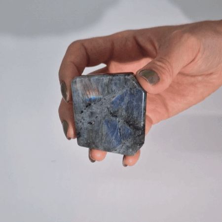 Pierre roulée de labradorite de Madagascar · 40 à 60 mm