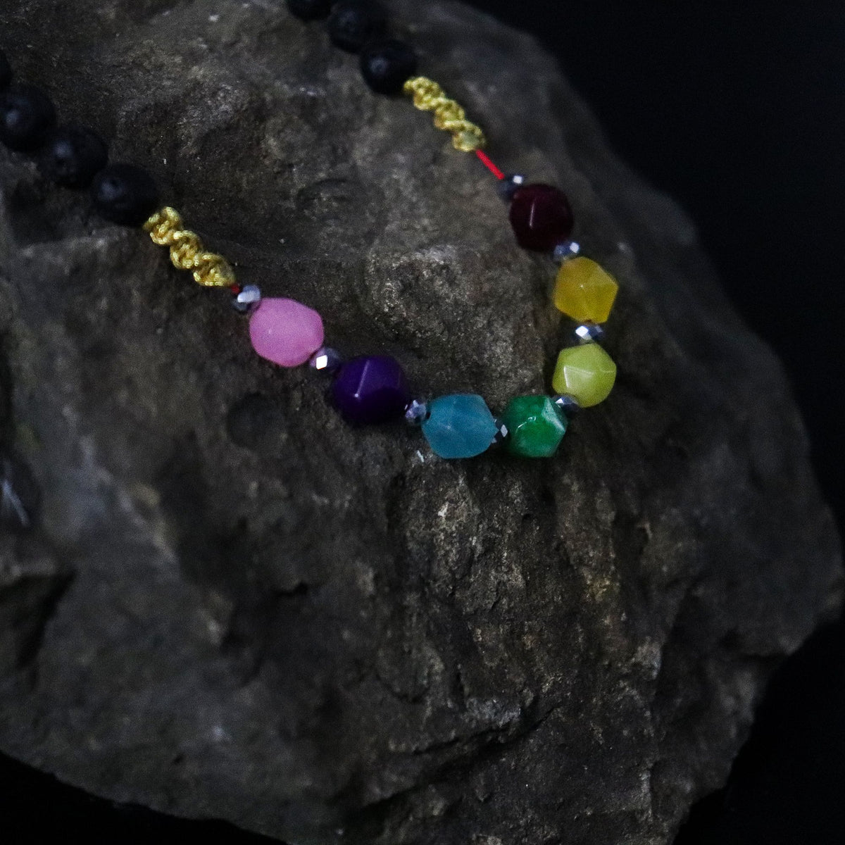Collier en pierre de lave, essence du volcan, chakras — vue 4