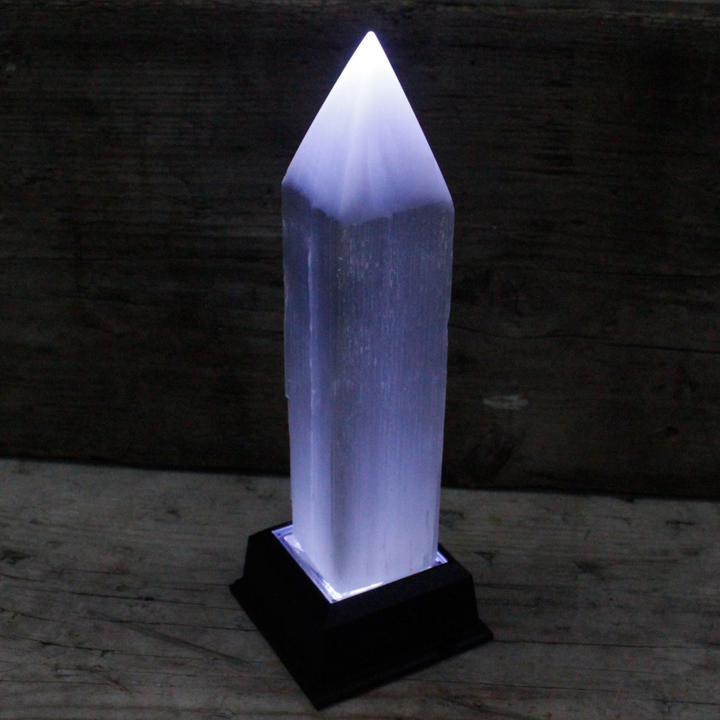 Tour en sélénite — Pointe crayon · 20 cm