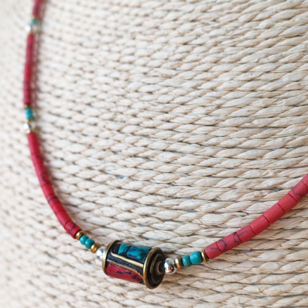 Collier népalais en perles fines, perle tribale en corail — vue 3