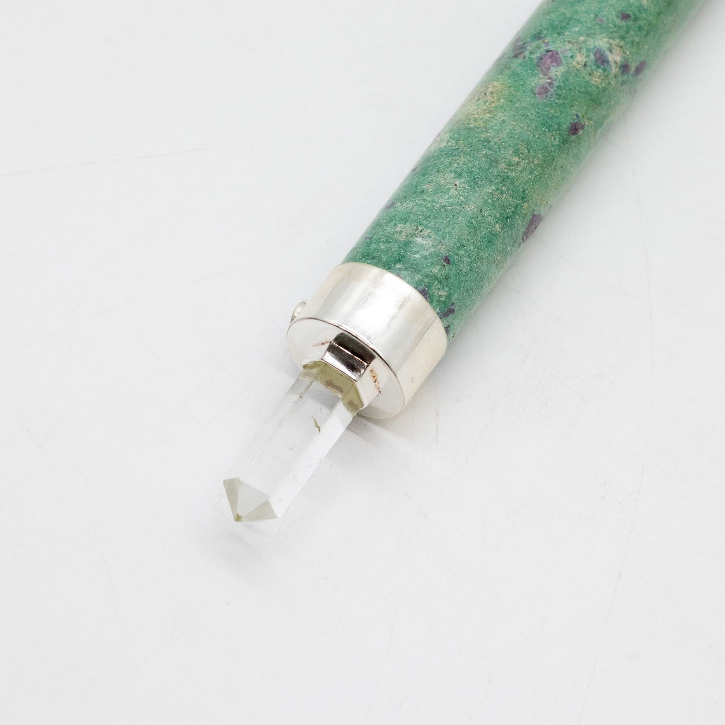 Baguette de cœur vert — Rubis fuchsite quartz rose à boule de cristal en partie haute · 23 cm