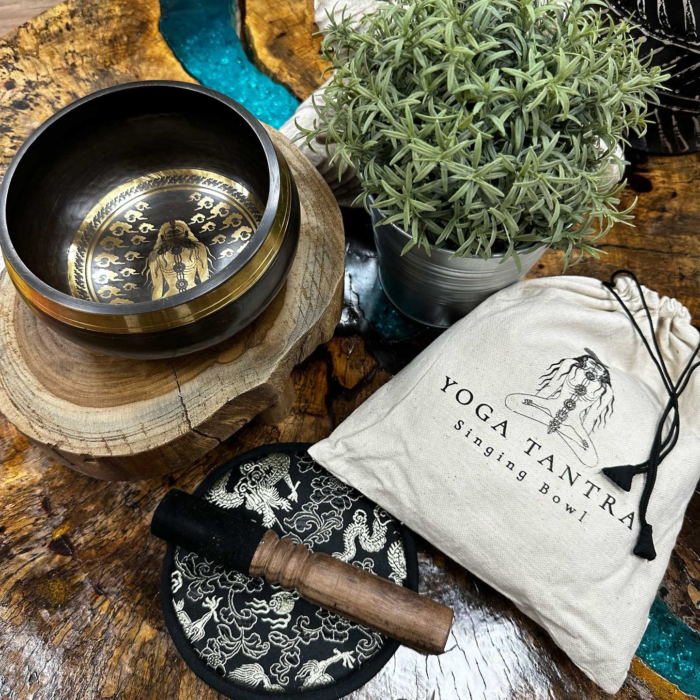 Coffret bol chantant martelé & gravé main — Yogi · 14 cm