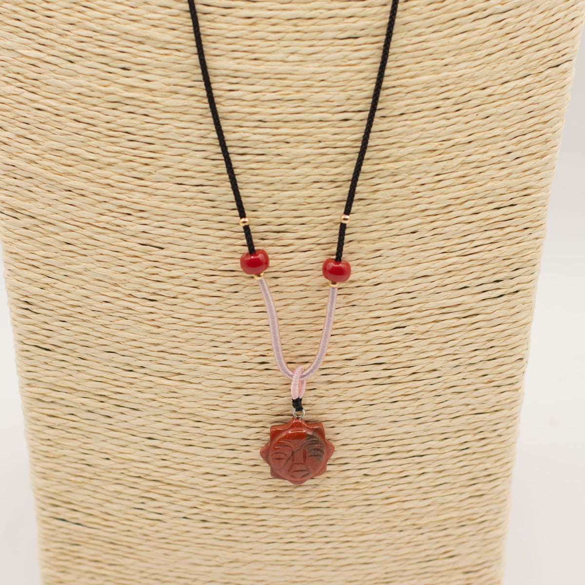 Collier sur cordon, soleil en cornaline — vue 3