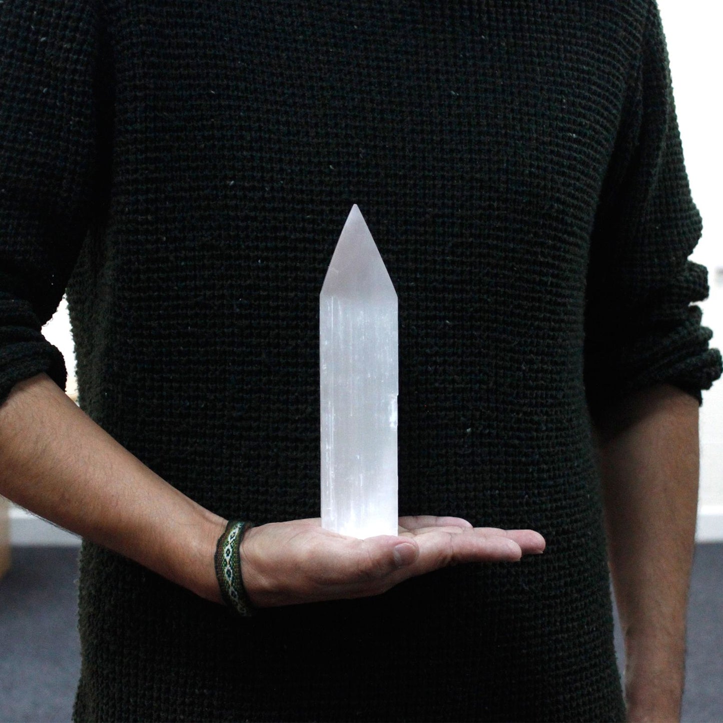Tour en sélénite — Pointe crayon · 20 cm