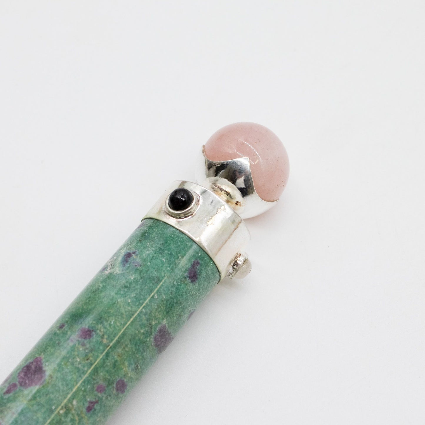Baguette de cœur vert — Rubis fuchsite quartz rose à boule de cristal en partie haute · 23 cm