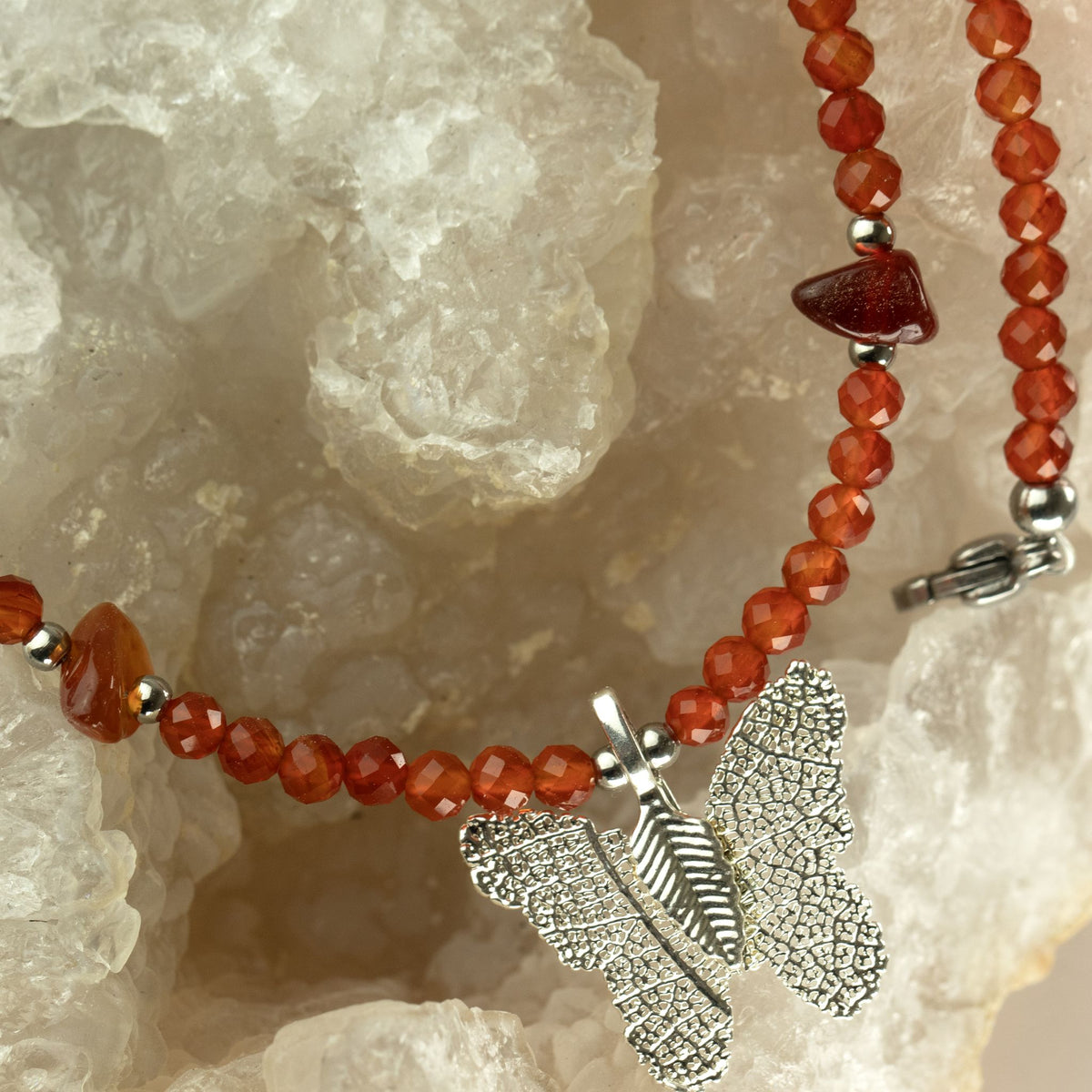 Collier de rubis, papillon en feuille réelle — vue 3