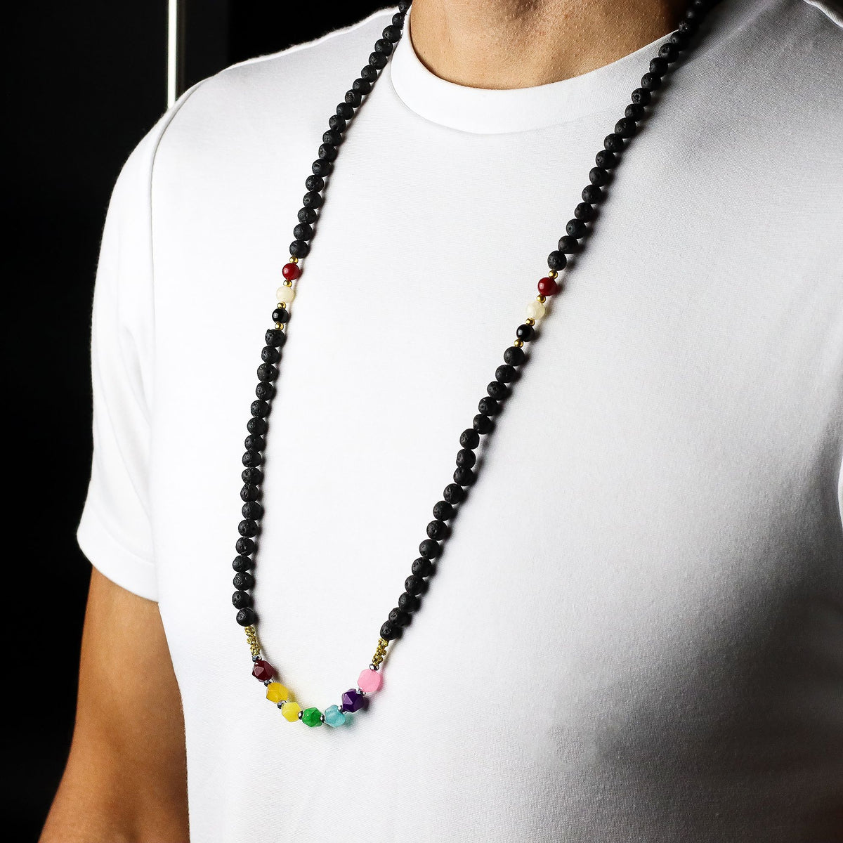 Collier en pierre de lave, essence du volcan, chakras — vue 2