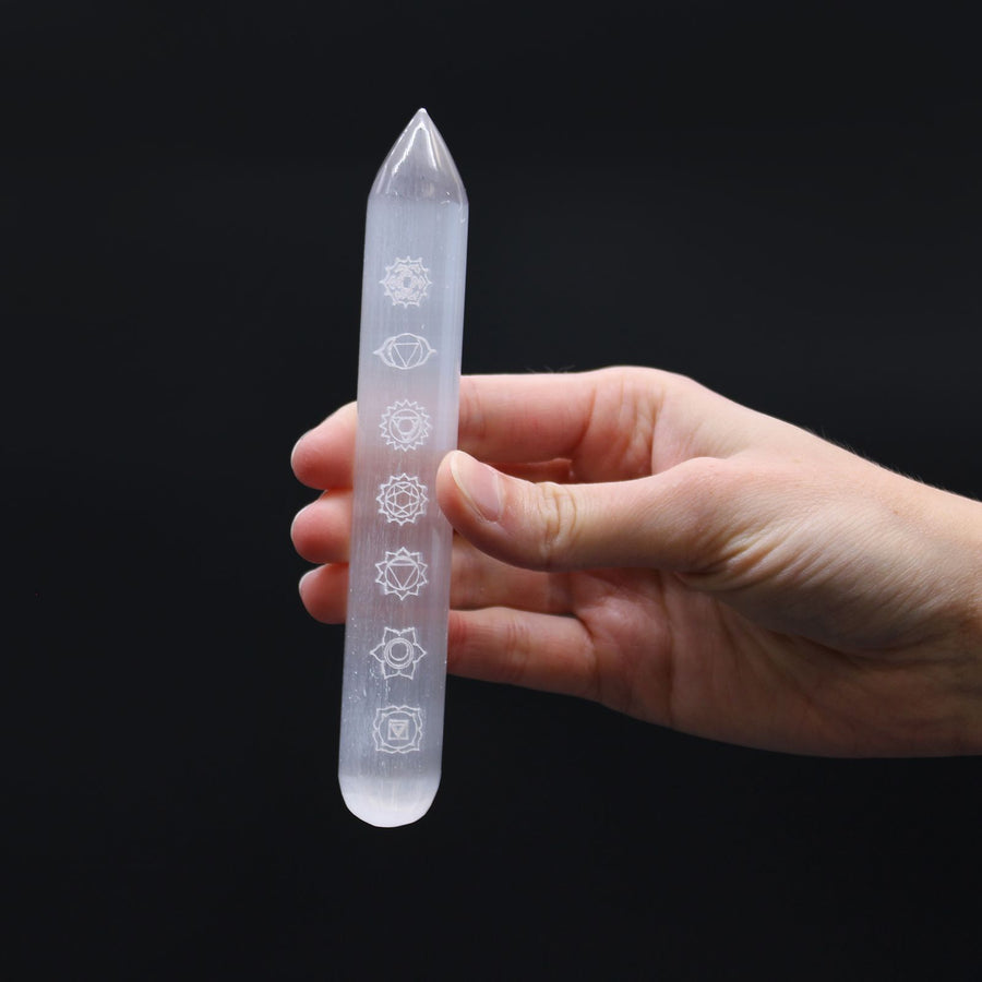 Baguette en sélénite — Sept chakras · 16 cm