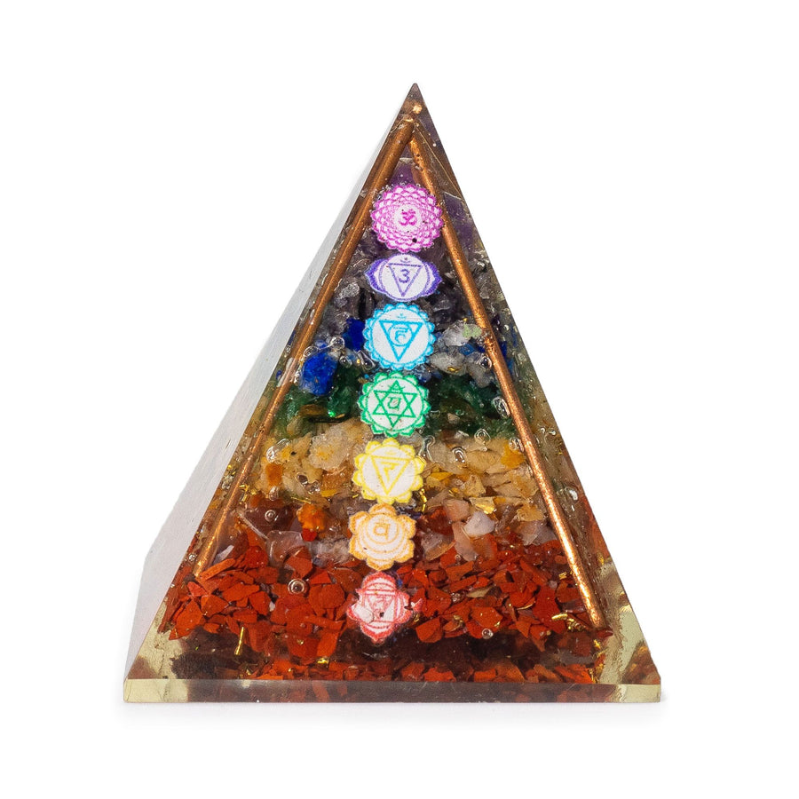 Pyramide d’orgonite format moyen — Barres de cuivre · 7 éclats de chakra