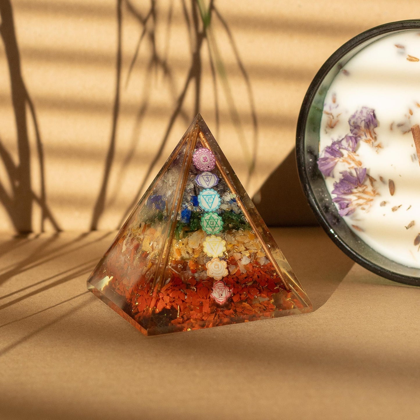 Pyramide d’orgonite format moyen — Barres de cuivre · 7 éclats de chakra