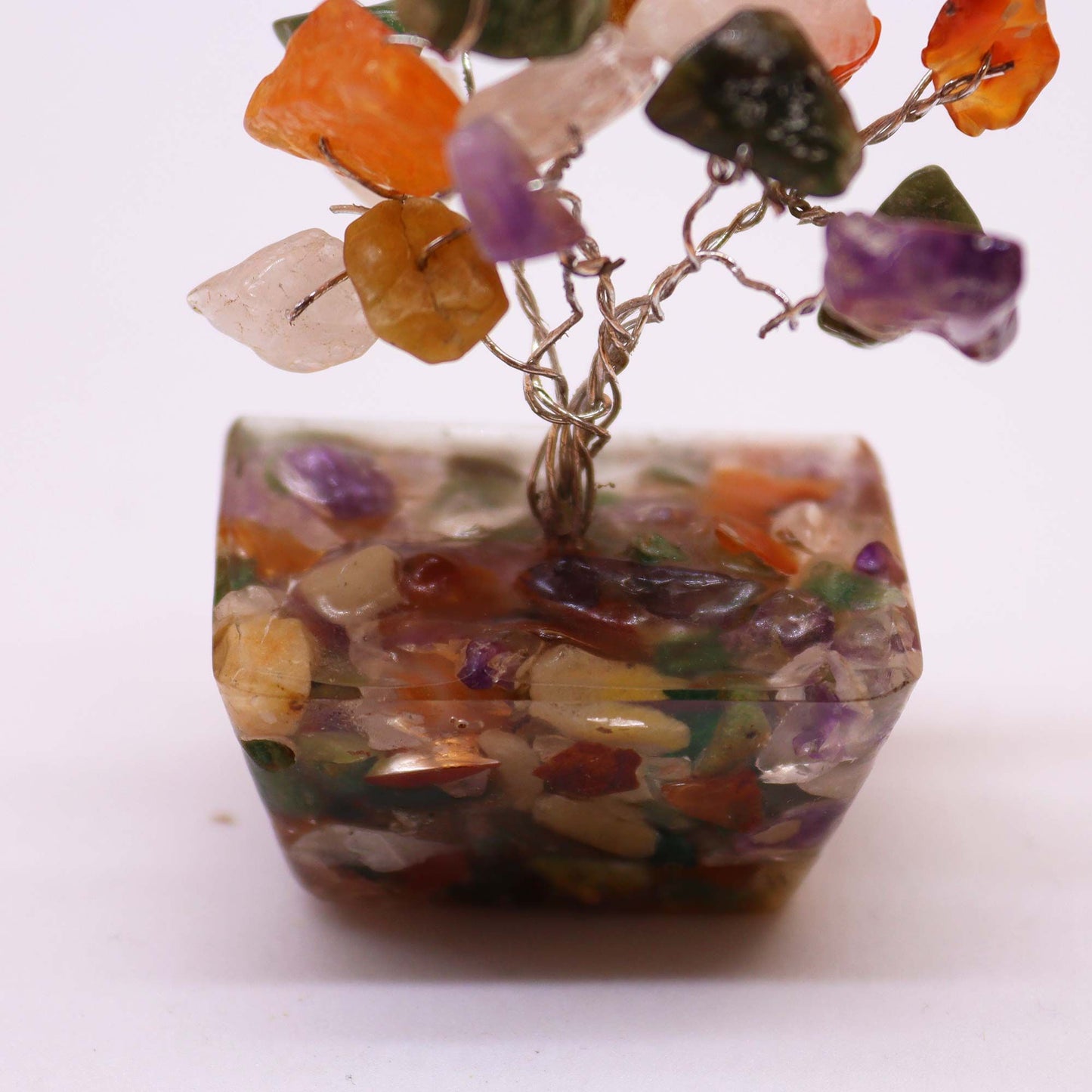 Mini arbre sur socle d’orgonite — Pierres assorties