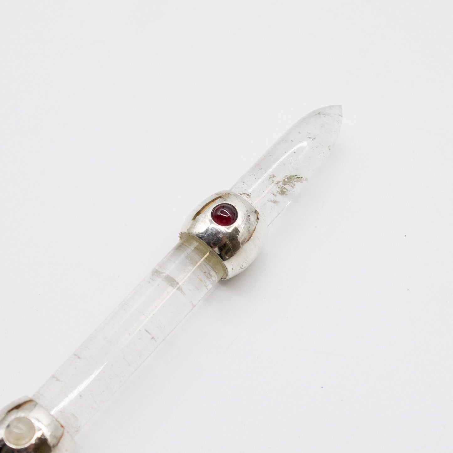 Baguette de prisme céleste — Sphère de cristal mobile d’améthyste · Tige de quartz · 12 cm