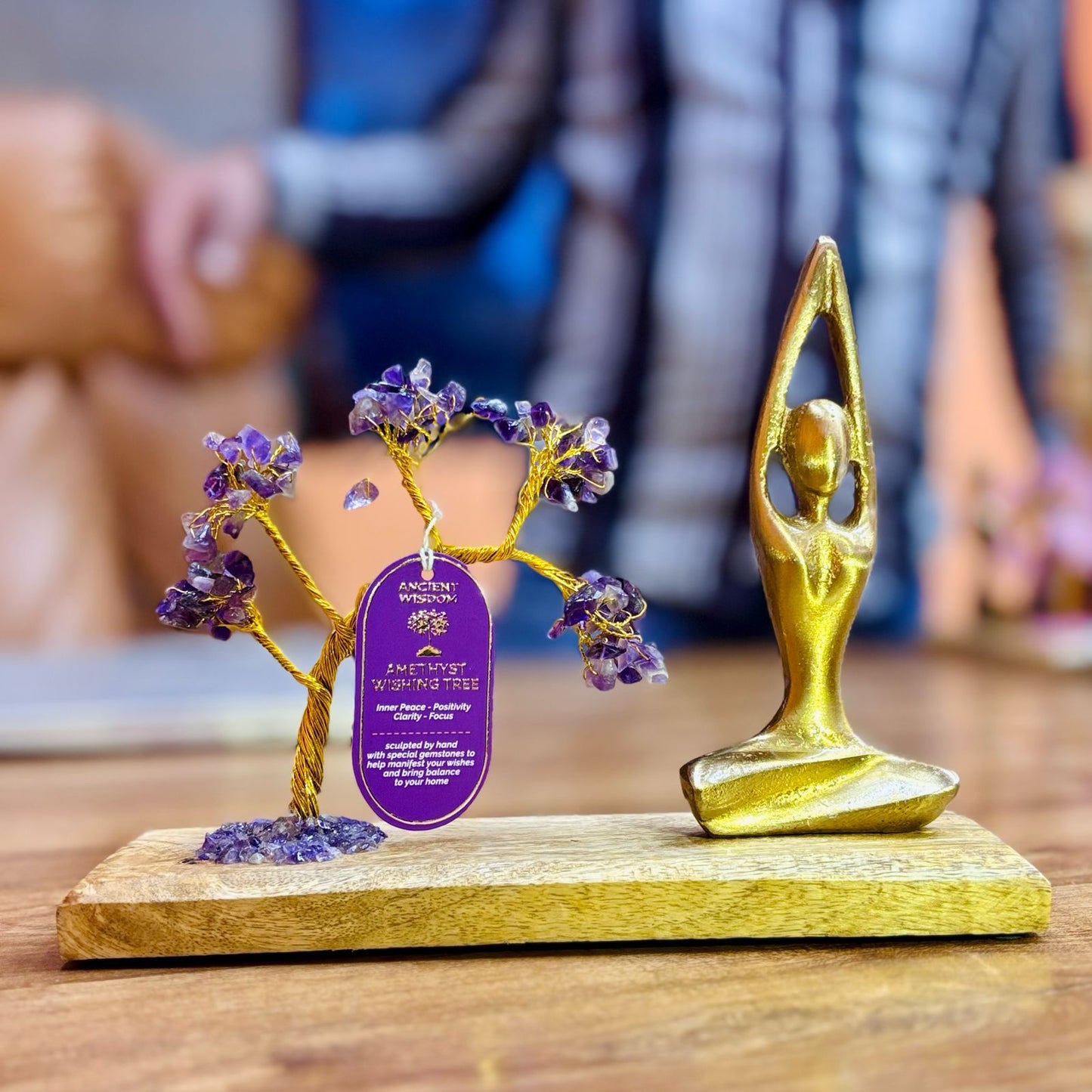 Arbre de gemmes — Jardin de yoga · Posture Sukhasana · Améthyste · Arbre incliné