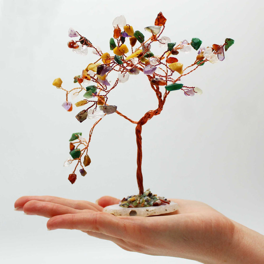 Arbre grand format: pierres assorties sur socle d’agate naturel