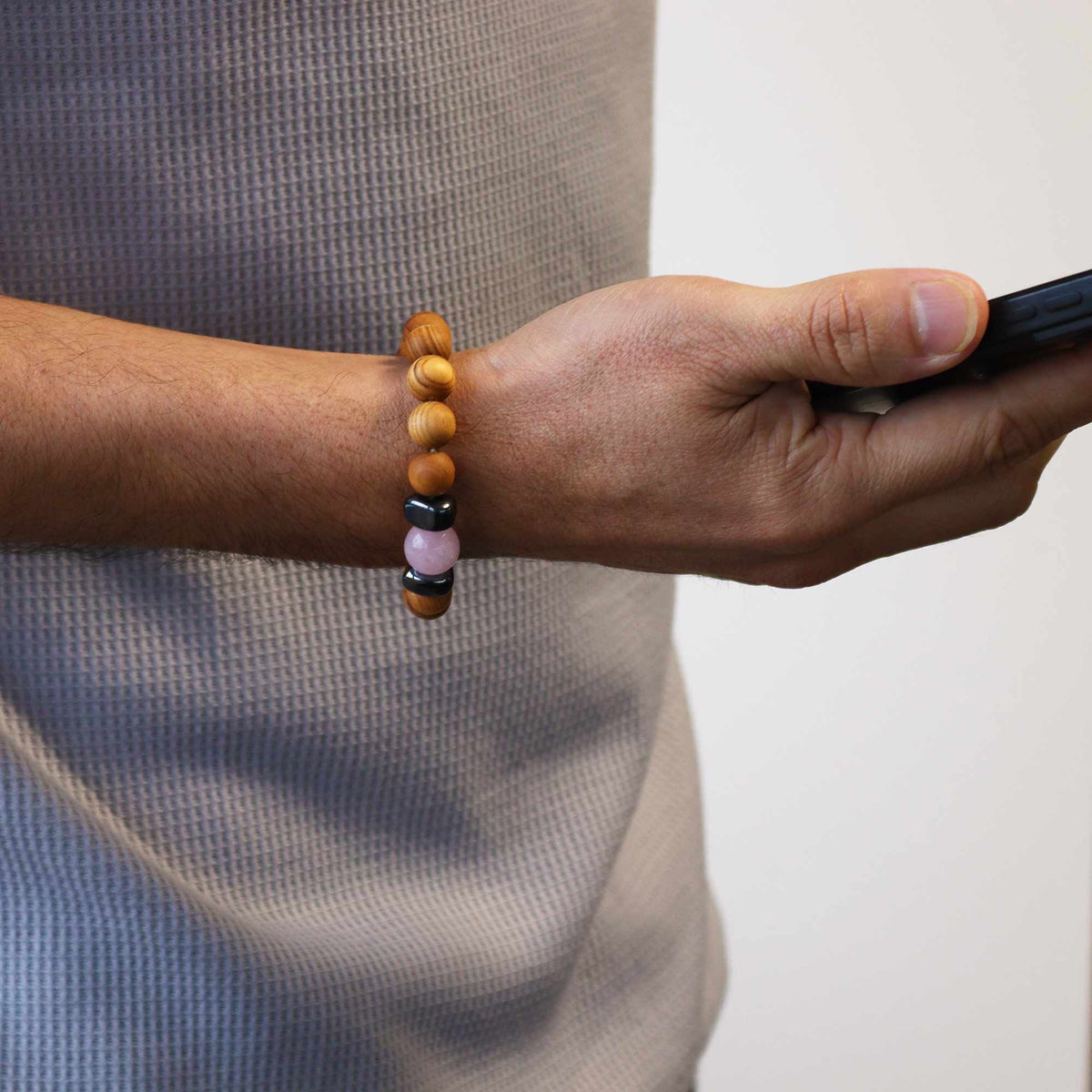 Bracelet en cèdre et quartz rose, chakra du cœur — vue 2