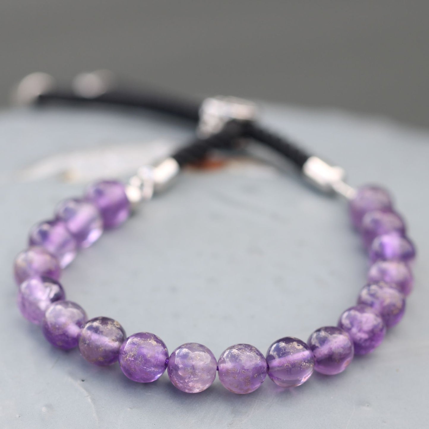 Bracelet sur fil noir — Améthystes