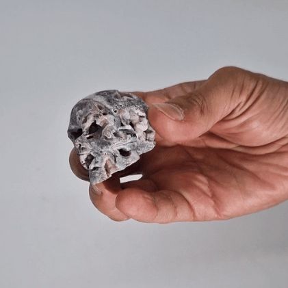 Crâne sculpté en géode de calcite · 4,5 cm