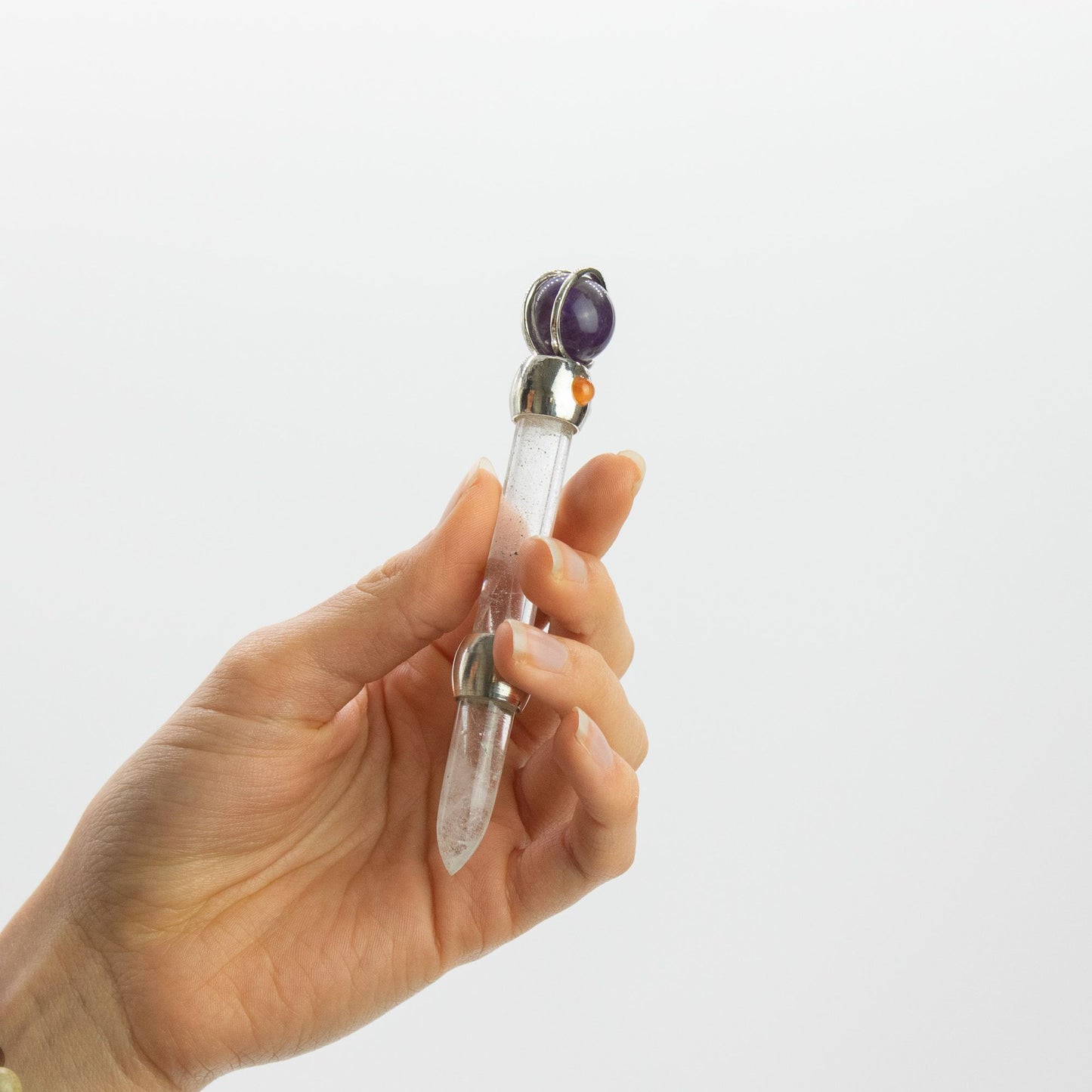 Baguette de prisme céleste — Sphère de cristal mobile d’améthyste · Tige de quartz · 12 cm